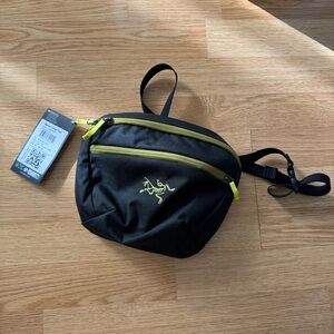 Arc'teryx Mantis 2 Waist Pack in Black/Olive Moss